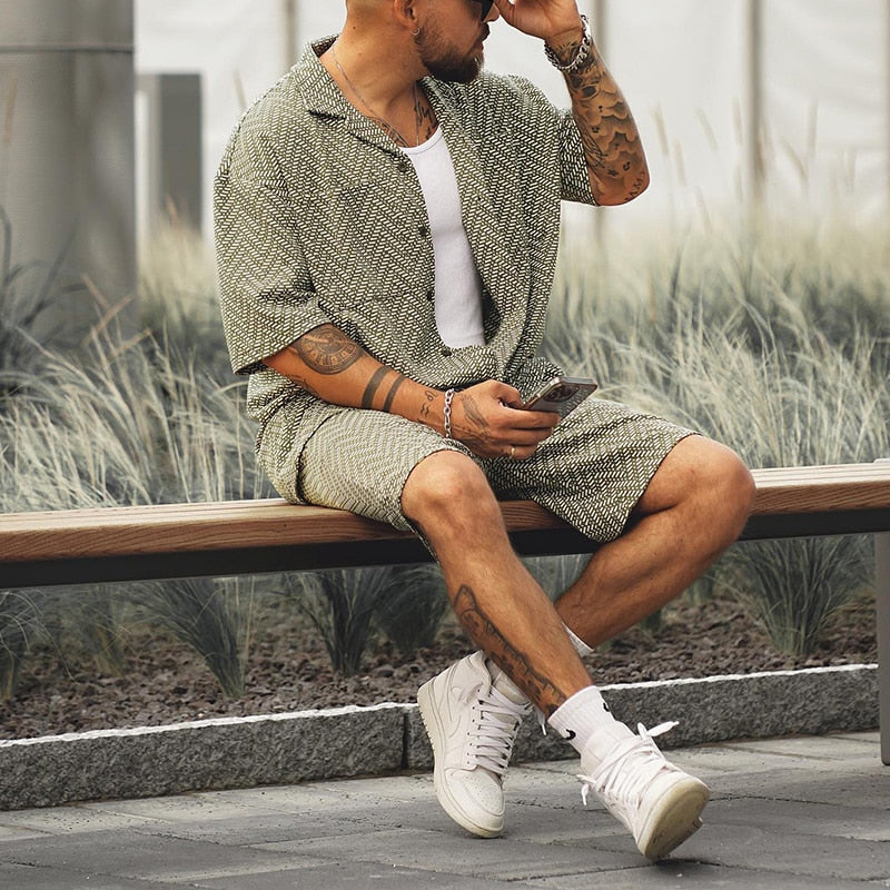 Graues Herren Kurzarm-Hemd & Shorts Set im Relaxed Fit. Leichtes Sommer-Outfit mit Vintage-Muster, ideal für Freizeit & Strand.