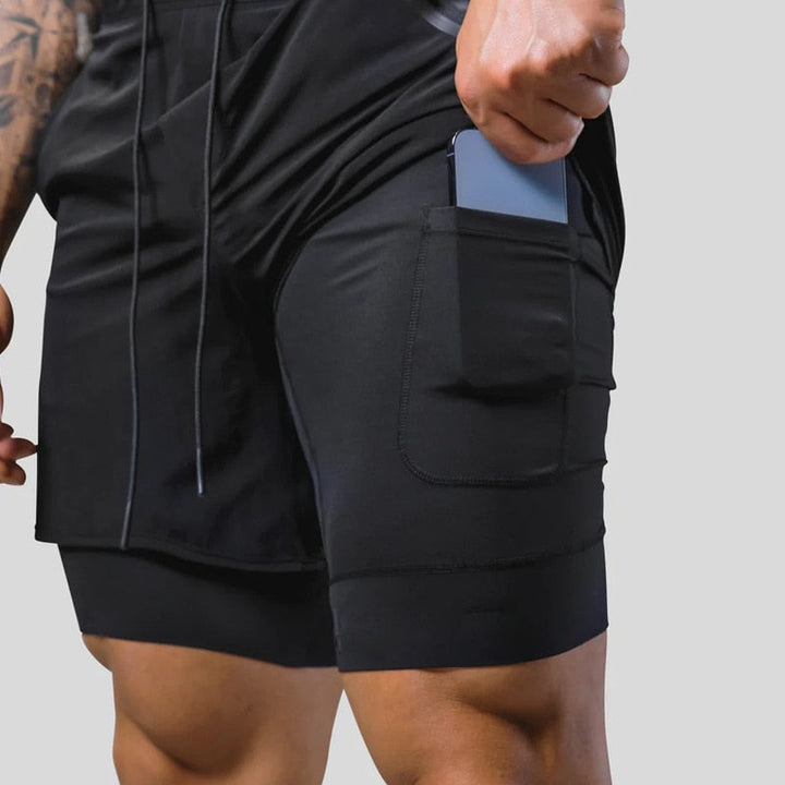 Nahaufnahme der Herren 2-in-1-Laufhose, zeigt Stoffstruktur und funktionale Details.
