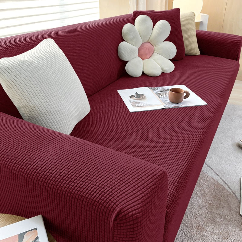 Frische Wohnzimmerdeko: Dehnbare Sofahusse in Türkis. Schneller Farbwechsel & bester Schutz fürs Sofa.