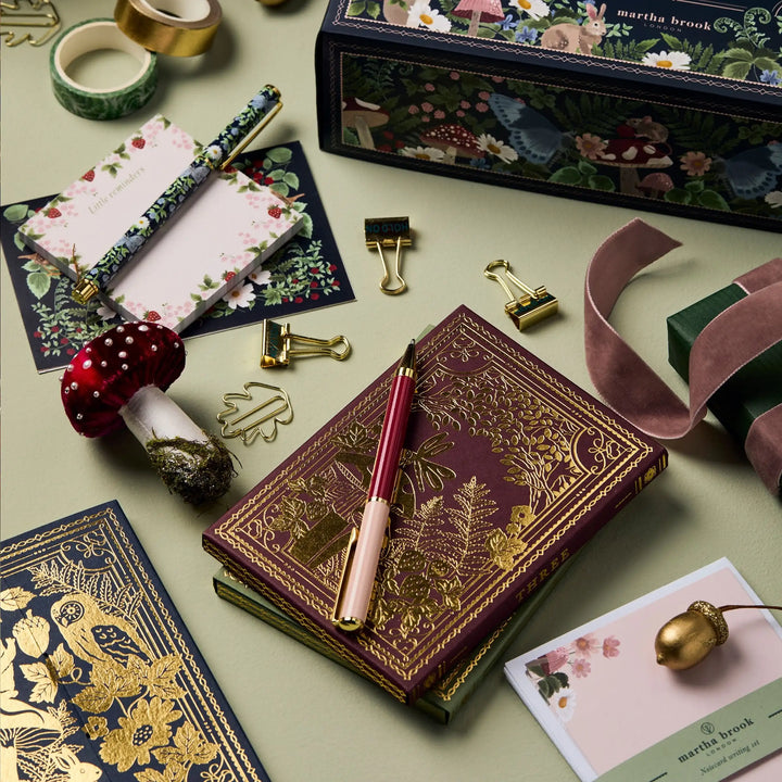 Geöffneter CraftJoy Adventskalender, zeigt spannende Bastel- & Schreibwaren-Überraschungen. Ideal für Weihnachten.