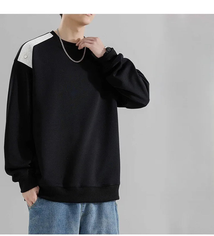 Modernes Herren Sweatshirt, locker geschnitten, mit besonderen Schulterdetails für vielseitige Looks.