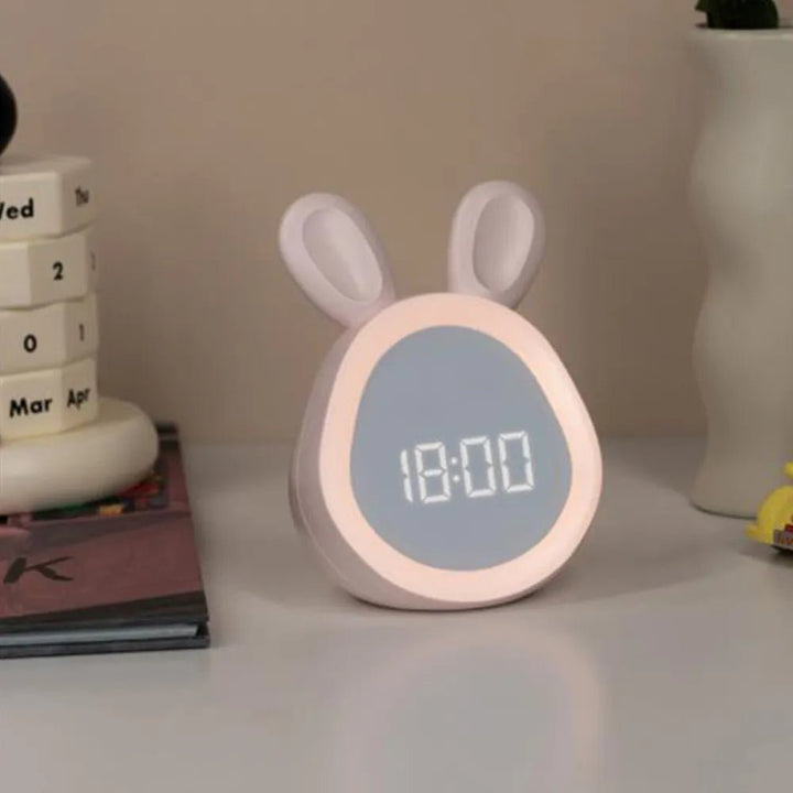 Der süße Hasen-Nachtlicht-Wecker in Rosa, mit LED-Anzeige für Uhrzeit, fürs Kinderzimmer.