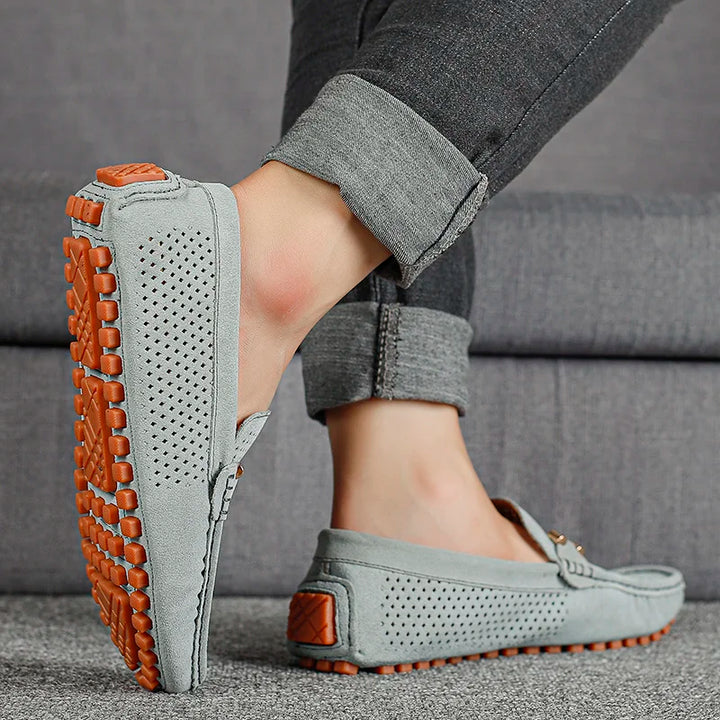 Komfortable Herren Slip-On Loafer mit perforiertem Obermaterial für leichtes An- & Ausziehen.