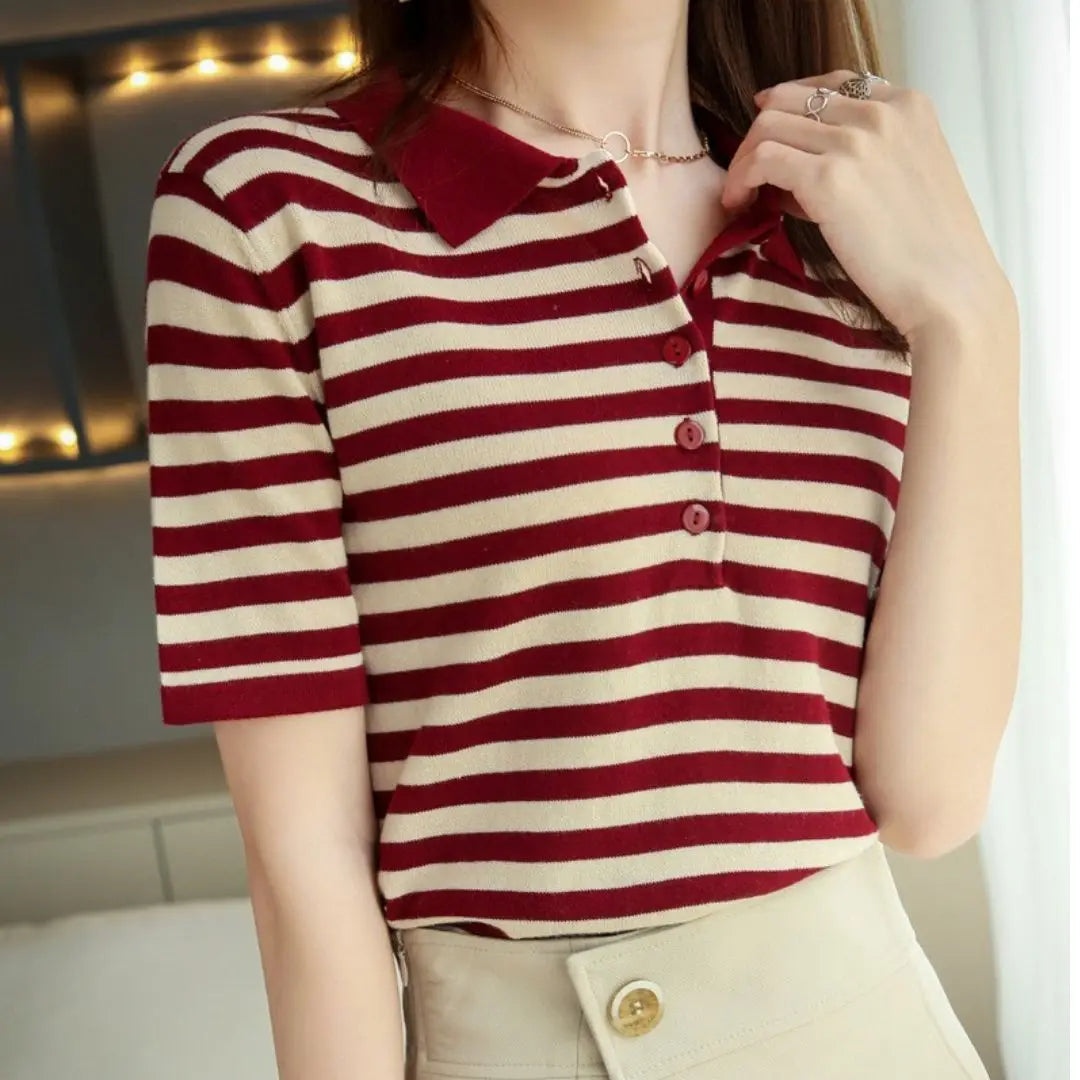 Klassisches gestreiftes Damen Poloshirt mit Knopfleiste; bequemes, modisches Oberteil für Casual-Look im Sommer.