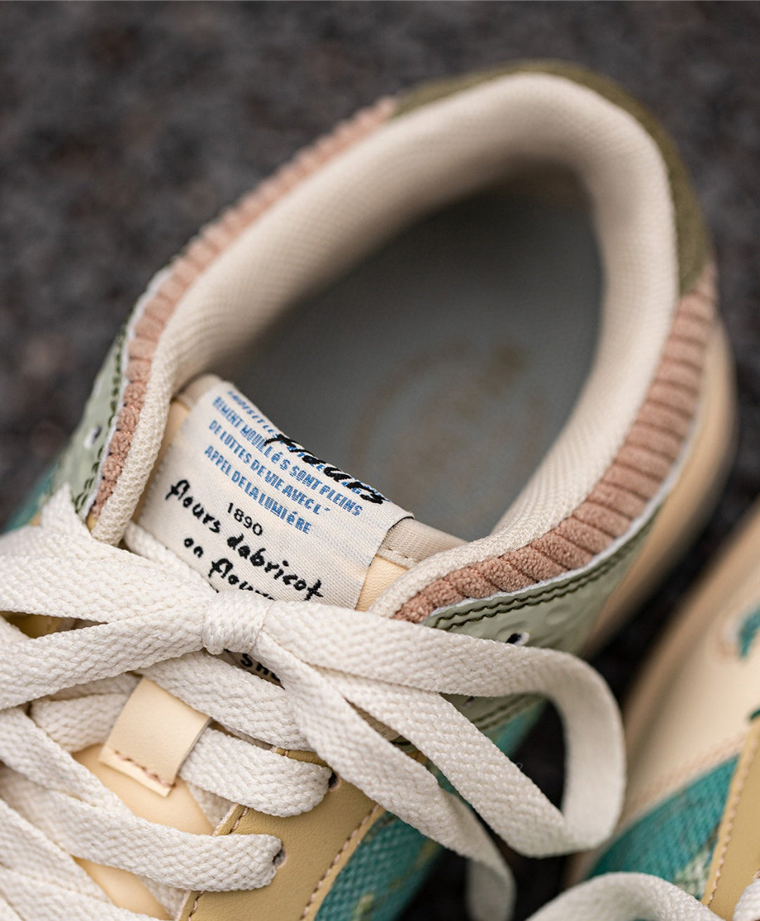 Arta Kunst-Sneakers mit Van Gogh Mandelblüten-Print. Vielseitige Unisex Schuhe für Streetwear und elegante Casual-Looks.