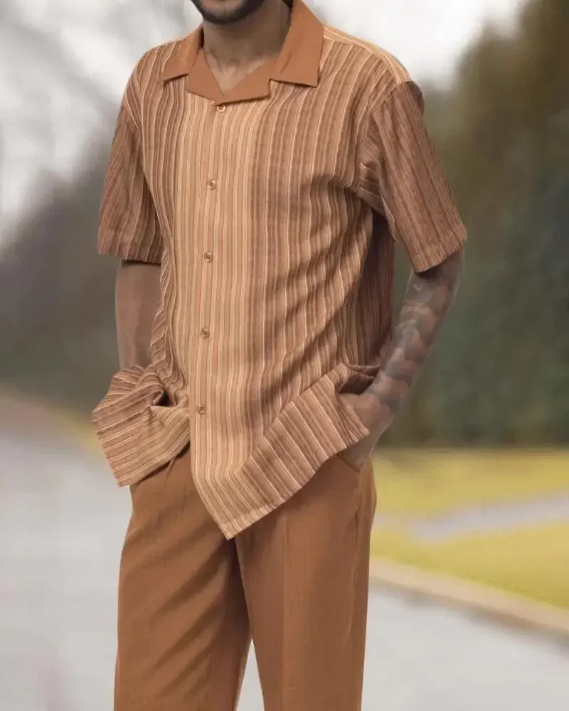 Casual Herren Mode: Blauer Zweiteiler mit Hemd und Hose, perfekt für einen entspannten Stil.