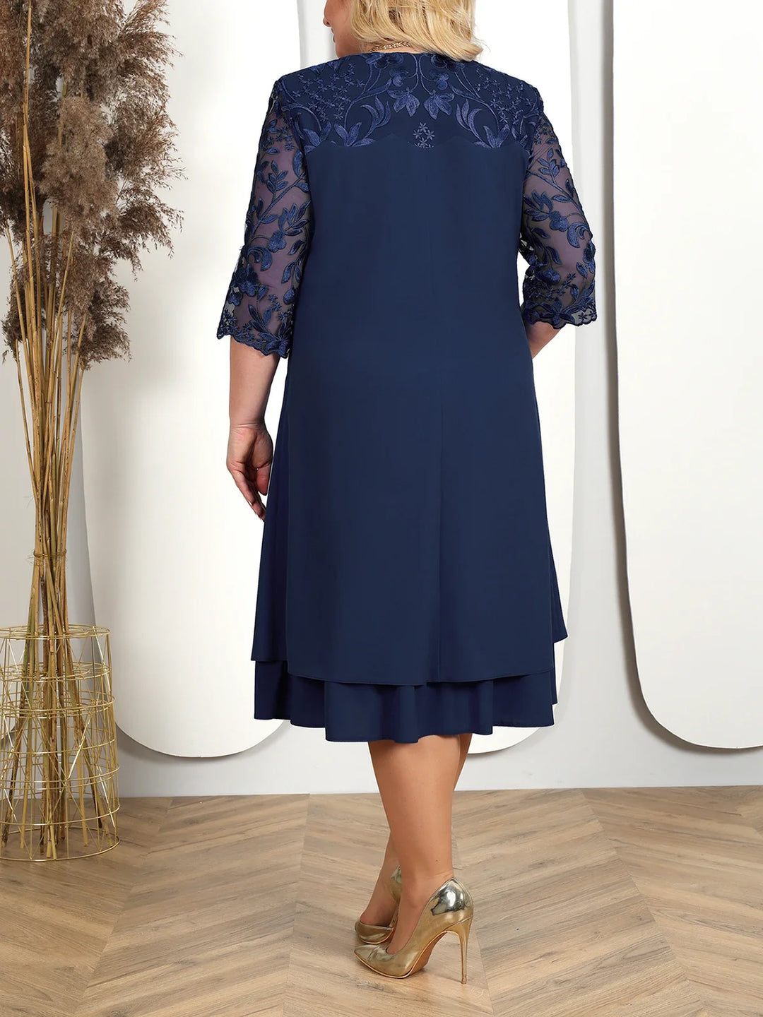 Luxuriöses besticktes Abendkleid für Damen in Übergröße. Perfekt für Hochzeiten & Galaabende.