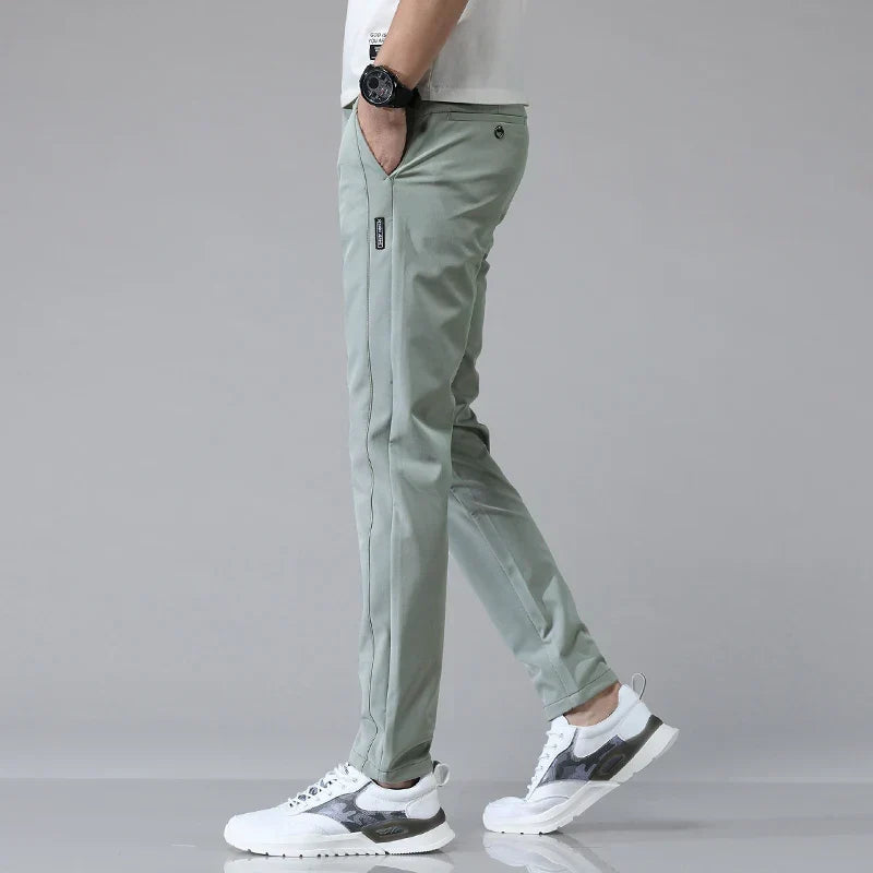 Frontansicht der schlanken Herren Stretchhose Slim Fit, lange Hosenbeine, ideal für Frühling und Sommer.