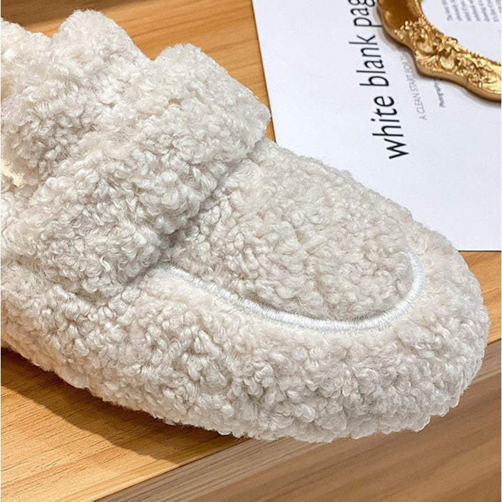 Moderne Damen Plüschschuhe: Weicher Komfort und stylisches Design mit praktischer, rutschfester Sohle.