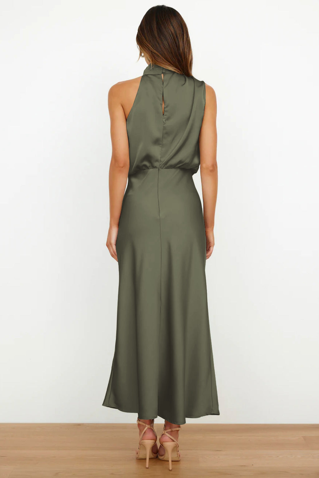 Elegantes Damenkleid mit Neckholder, bodenlang und fließend, ideal für formelle Abendessen und Bälle.