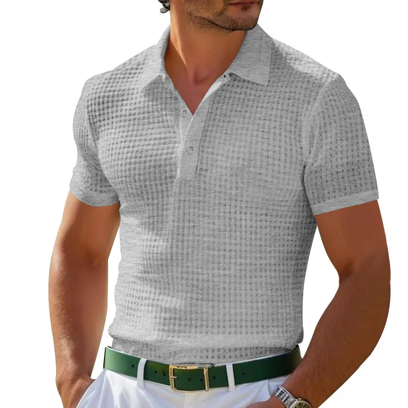 Modell trägt strukturiertes Herren Kurzarm Poloshirt, lässig & bequem für Sommer-Freizeit.