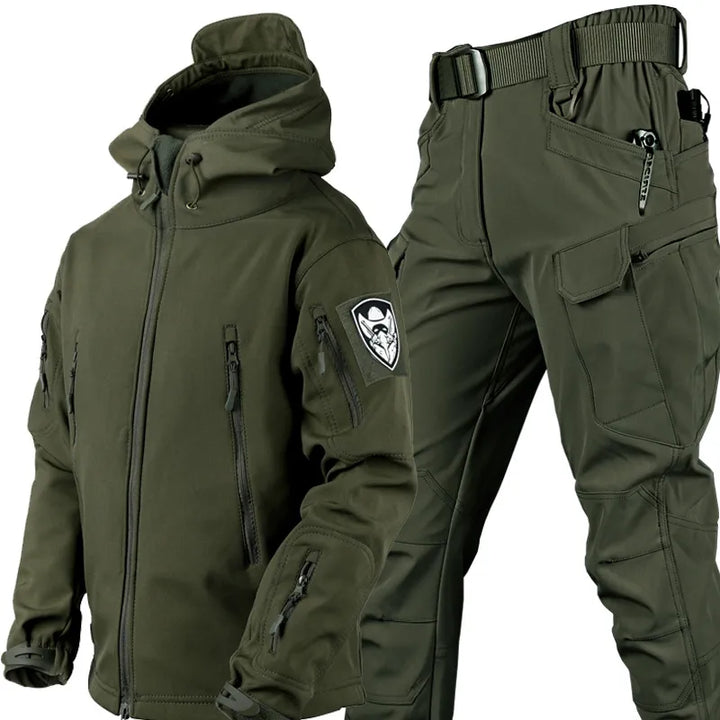Herren Outdoor-Set: einzeln präsentierte robuste Outdoor-Jacke und strapazierfähige Outdoor-Hose für Abenteuer.
