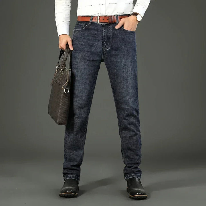 Nahaufnahme der robusten Stoffstruktur einer grauen Herrenjeans mit geradem Bein – langlebig & bequem.