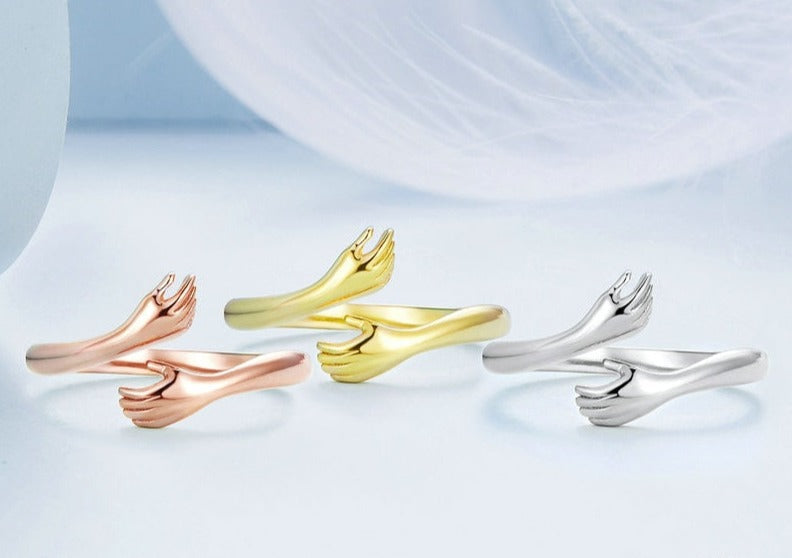 Damen Umarmungsring als Jubiläumsgeschenk, in eleganter Verpackung, ein bedeutungsvoller Ausdruck der Zuneigung.