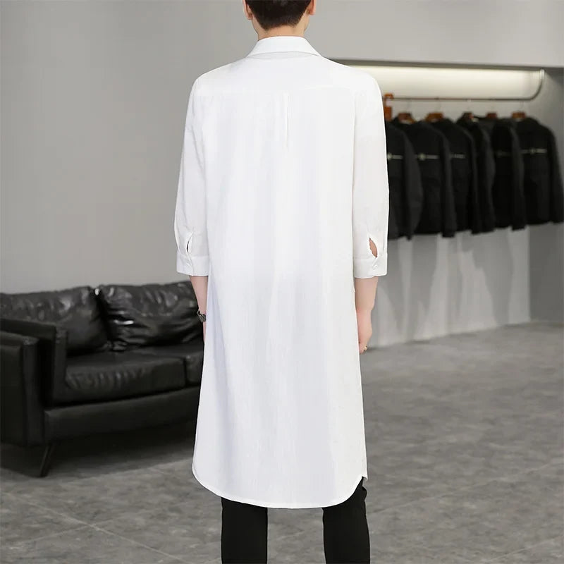Modisches Herren Longline Hemd auf einem Model. Ein vielseitiges Freizeithemd für moderne Frühlings-Looks.