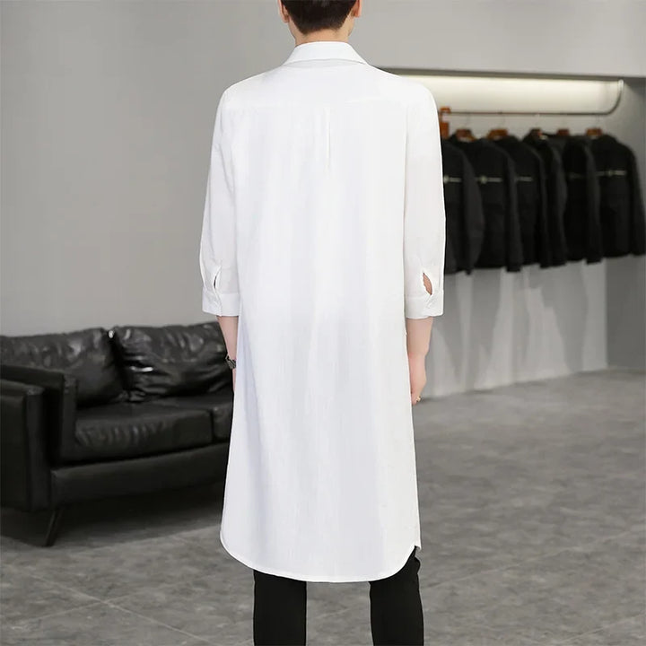 Modisches Herren Longline Hemd auf einem Model. Ein vielseitiges Freizeithemd für moderne Frühlings-Looks.