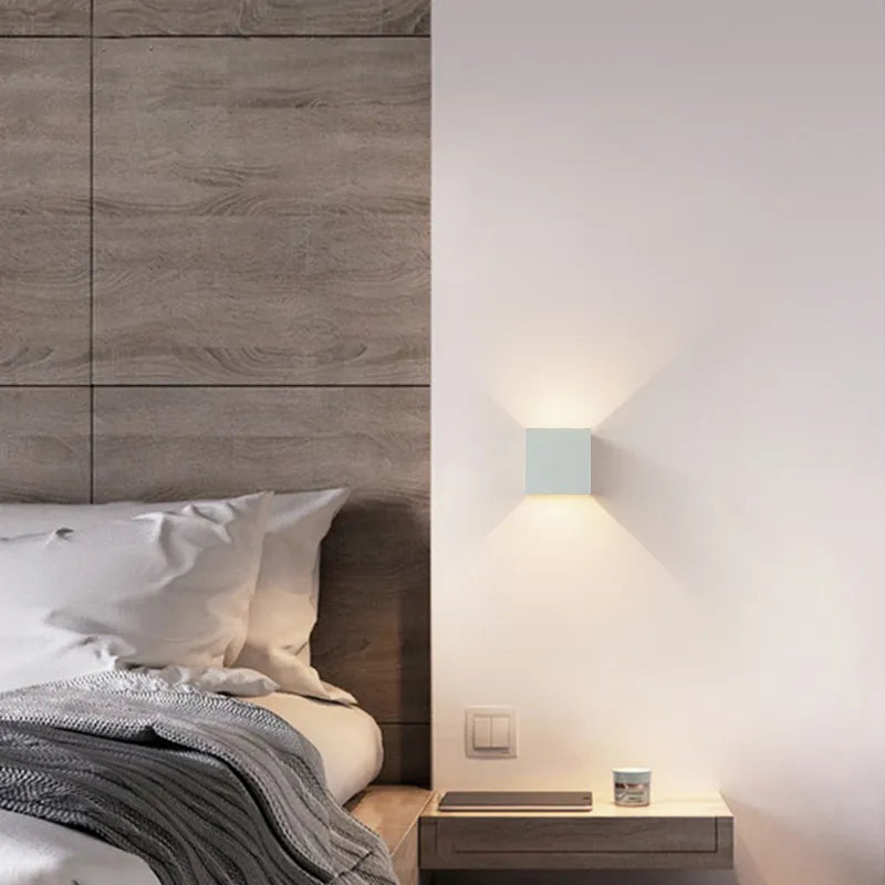 Helle, energieeffiziente LED Wandleuchte. Moderne Beleuchtung für Schlafzimmer & Wohnzimmer Ambiente.