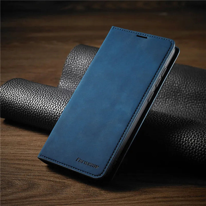 Hand hält GripFold iPhone Schutzhülle aus Leder mit Magnetverschluss. Ergonomisches Design für sicheren Halt.