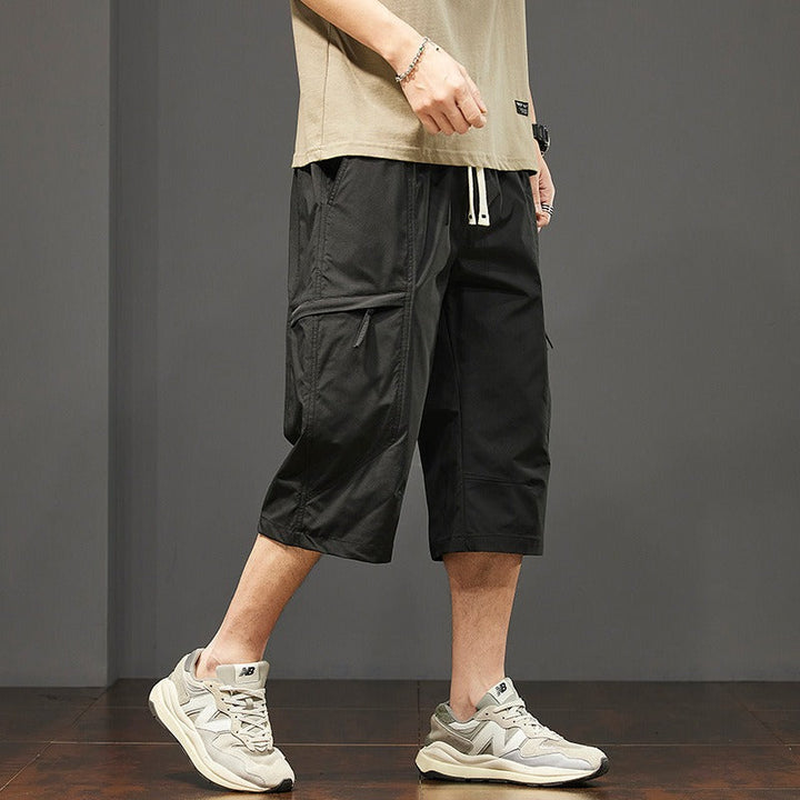 Vielseitige schwarze Herren Cargo Shorts für Freizeit und Sport, strapazierfähig mit geräumigen Taschen.