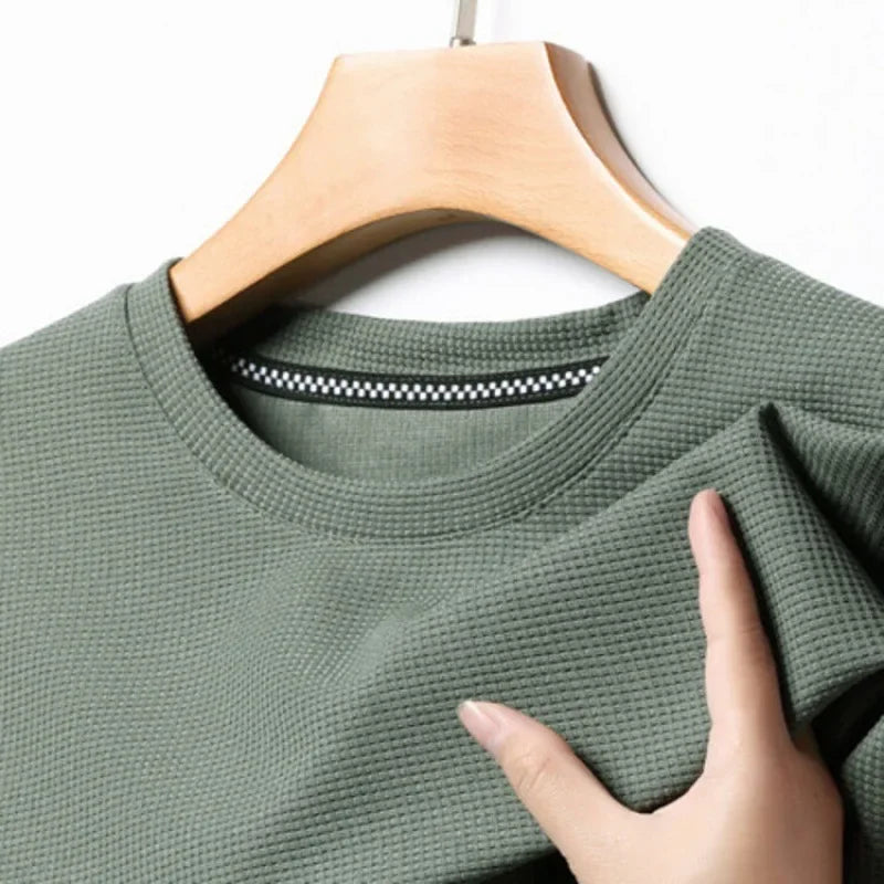 Herren Rundhals T-Shirt, Kurzarm, mit atmungsaktiver Waffelstruktur und Mesh-Gewebe.
