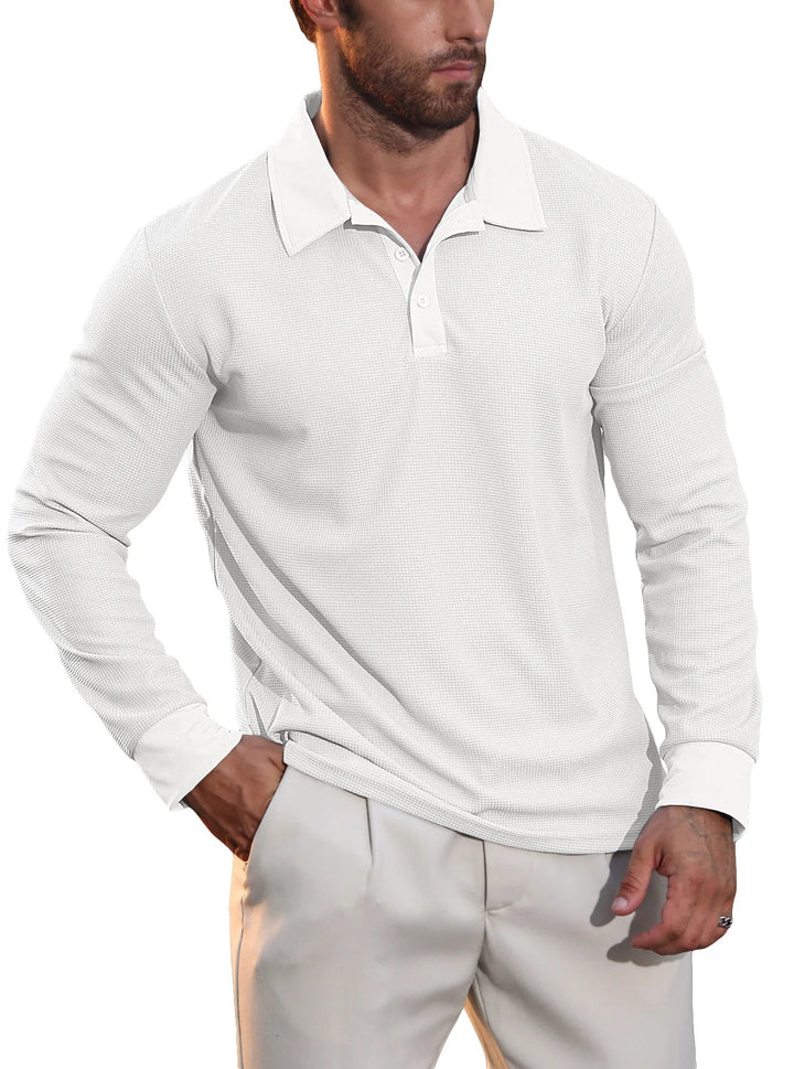 Nahaufnahme: Textur des strukturierten Langarm Poloshirts für Herren, hochwertige Verarbeitung.