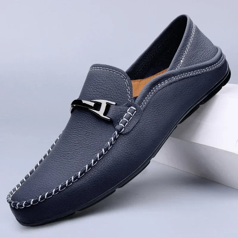 Stilvolle Herren Loafer mit glänzendem Metall-Bit. Komfortable und elegante Slip-on Schuhe für formelle und legere Looks.