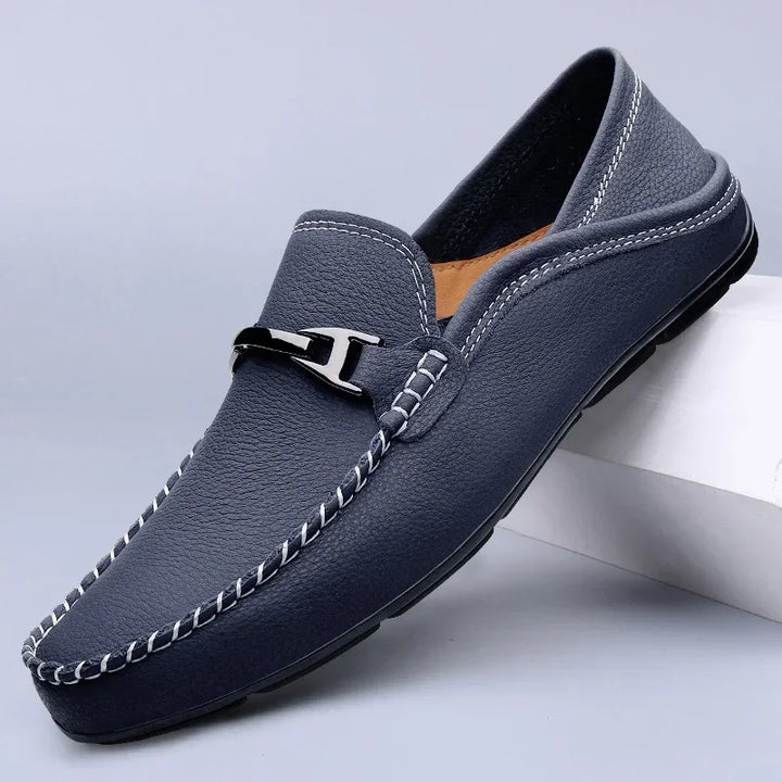 Stilvolle Herren Loafer mit glänzendem Metall-Bit. Komfortable und elegante Slip-on Schuhe für formelle und legere Looks.