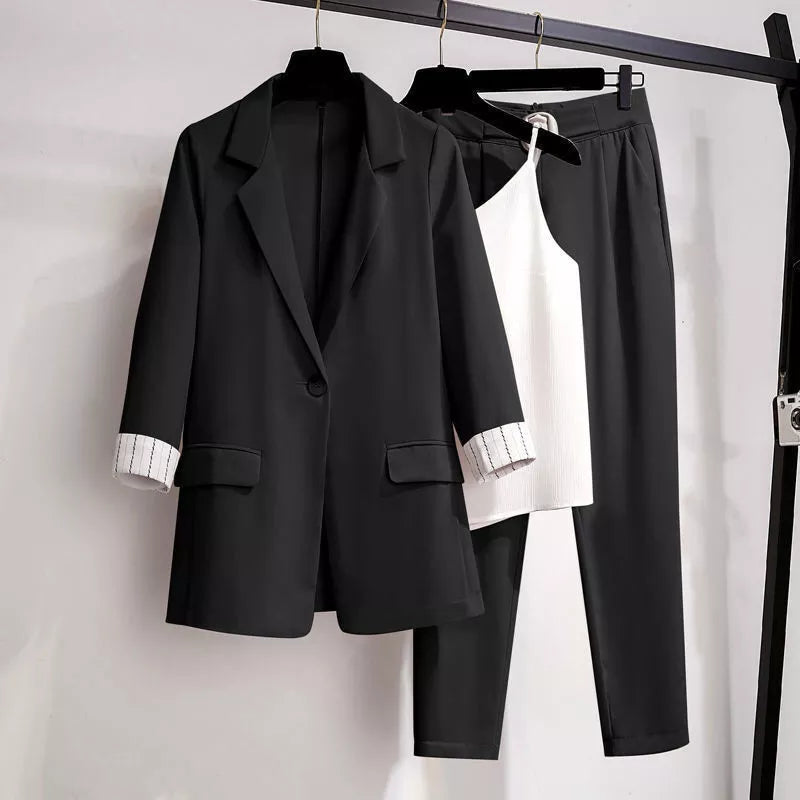 Eleganter 3-teiliger Damenanzug in Übergröße. Klassischer Blazer, Hose & Weste für Business & Feste.