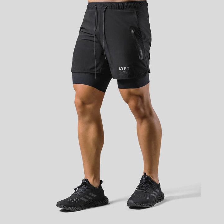Herren 2-in-1-Fitness-Shorts in Dunkelgrau, Seitenansicht, bereit für das Training.