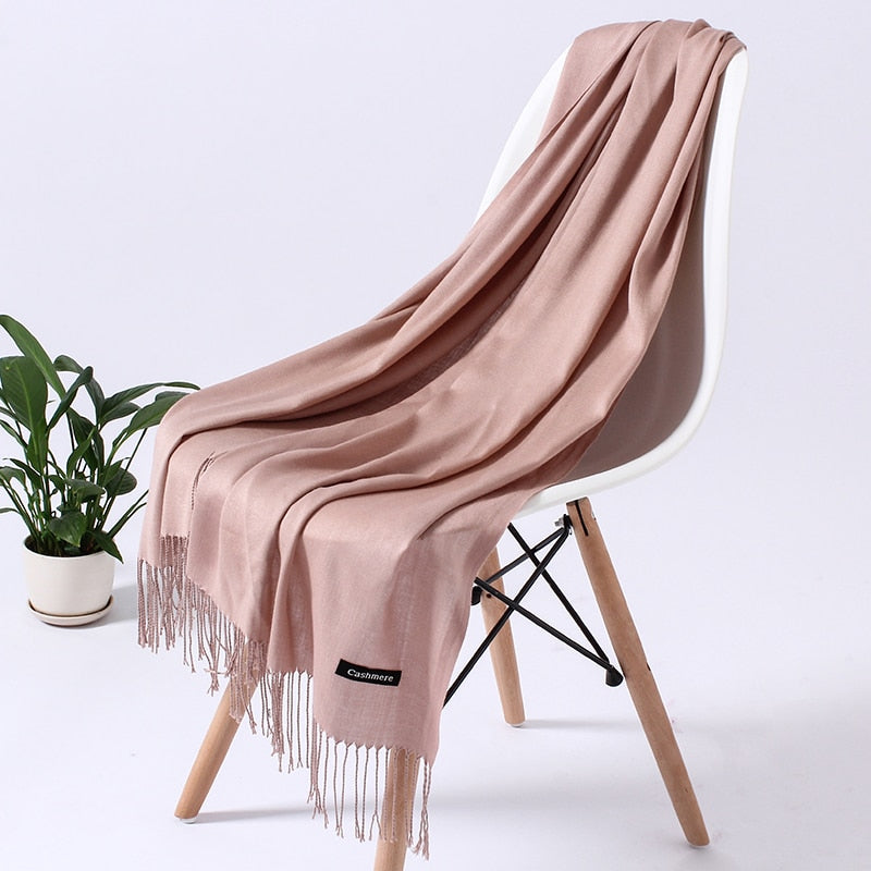 Klassisches Damen Halstuch, zeitloses Design, vielseitiger Damenschal ganzjährig.
