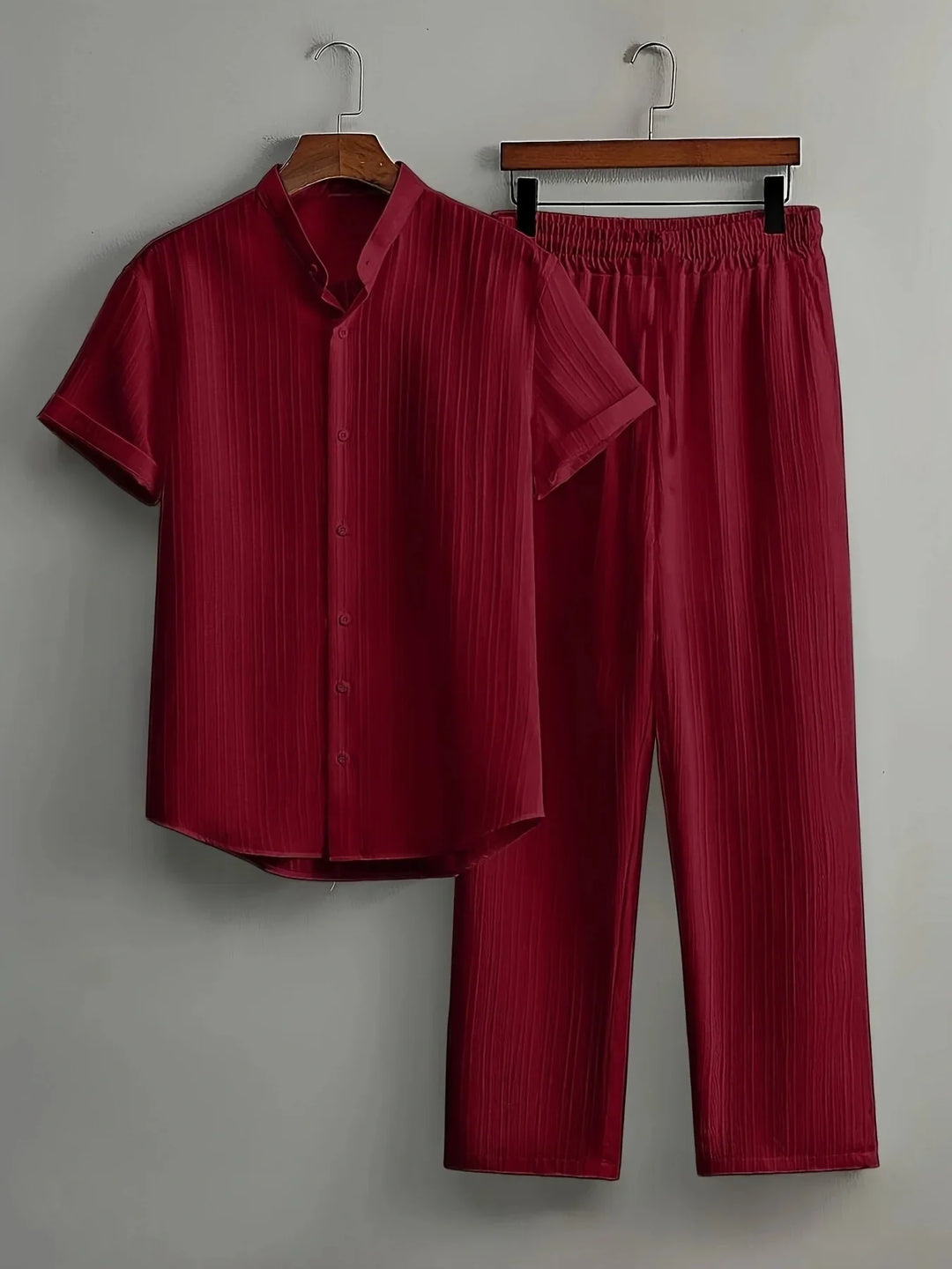 Detailansicht des Langarmhemds aus dem Herren Sommer Set, betont atmungsaktiven Stoff.