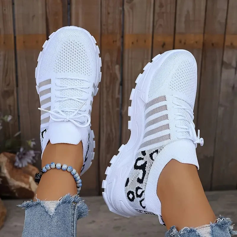 Bequeme weiße Damen Sneaker mit Leopardenmuster, ideal als leichte & atmungsaktive Freizeitschuhe für den Alltag.