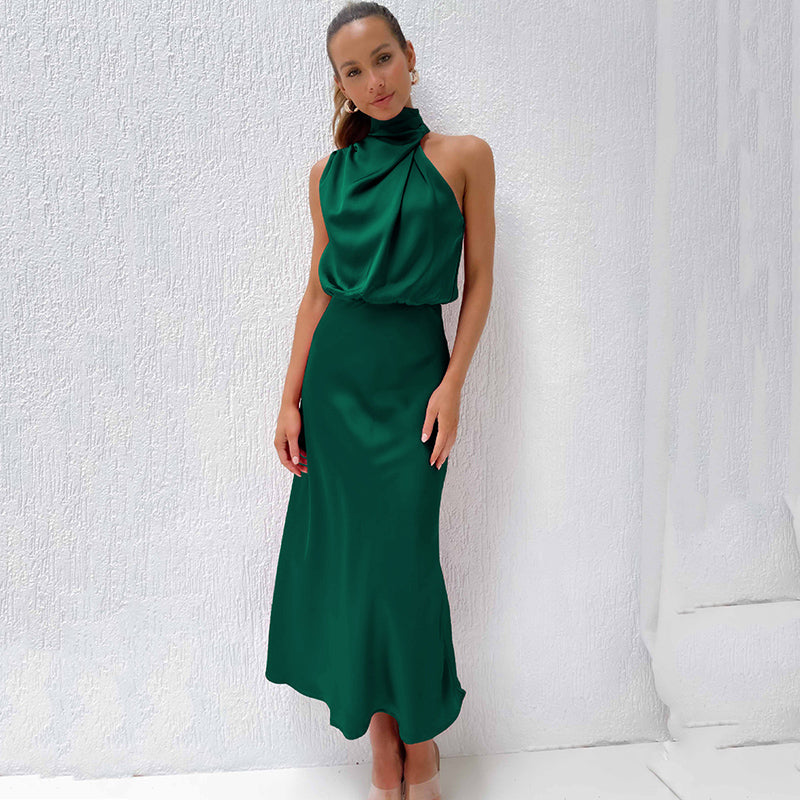 Glamouröses Damen Neckholder Kleid, lang und mit elegantem Fall, ideal für rote Teppich-Momente und Galas.