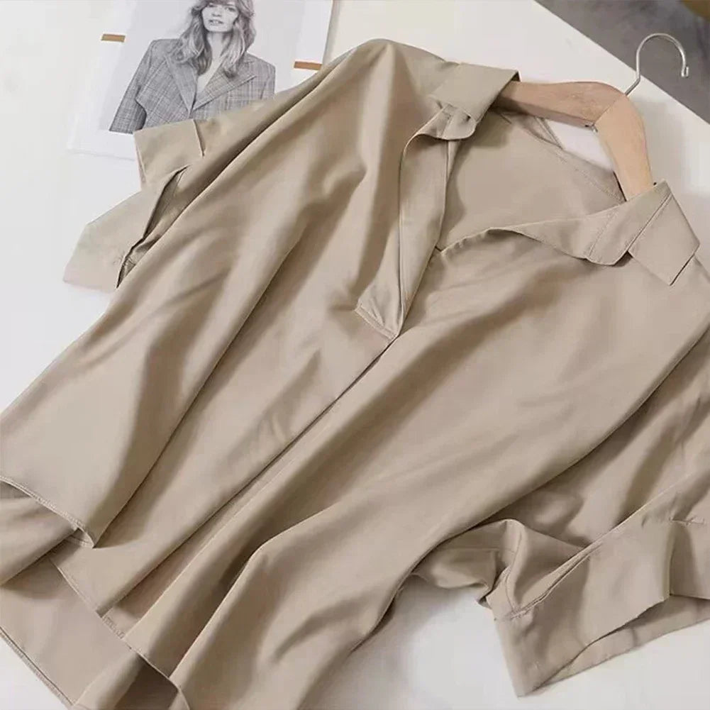 Luftige Frühlingsbluse für Damen mit Fledermausärmeln, offener Naht und leichtem Stoff.