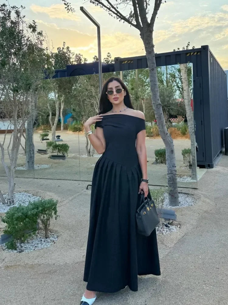 Elegantes, langes Damenkleid mit stilvollem hohem Kragen und weich fallendem Faltenrock. Festlich & schick.