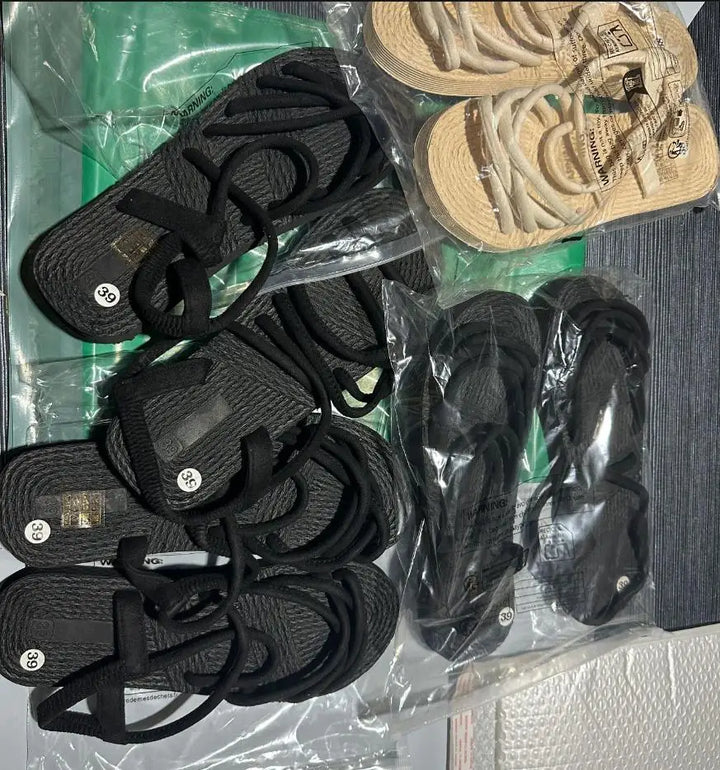 Flache Damen Freizeitsandalen als vielseitige Sommerschuhe. Bequem, leicht und perfekt für Strand, Reise & Alltag.