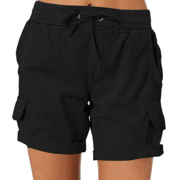 Weiße Damen Freizeit Shorts mit praktischen Seitentaschen. Komfortable kurze Hose für Alltag & Sommer.
