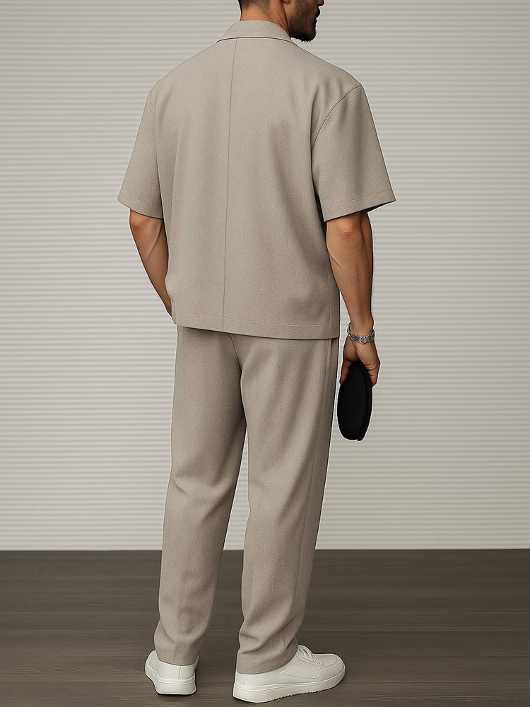 Moderner Herren Zweiteiler: Eleganter Blazer & bequeme Hose. Ideal als Reise-Outfit oder Business Casual Set.