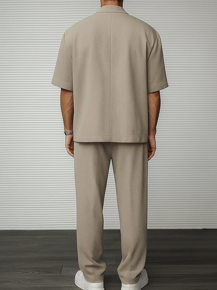 Komfortabler Herren Anzug in Kaki mit Blazer und Hose. Perfekt für Business, Freizeit und stilvolle Auftritte.