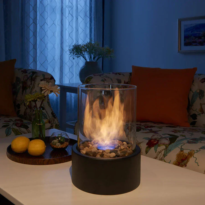 Moderner Bioethanol Tischkamin für elegantes Interieur. Schafft gemütliches Flammen-Ambiente im Wohnzimmer.