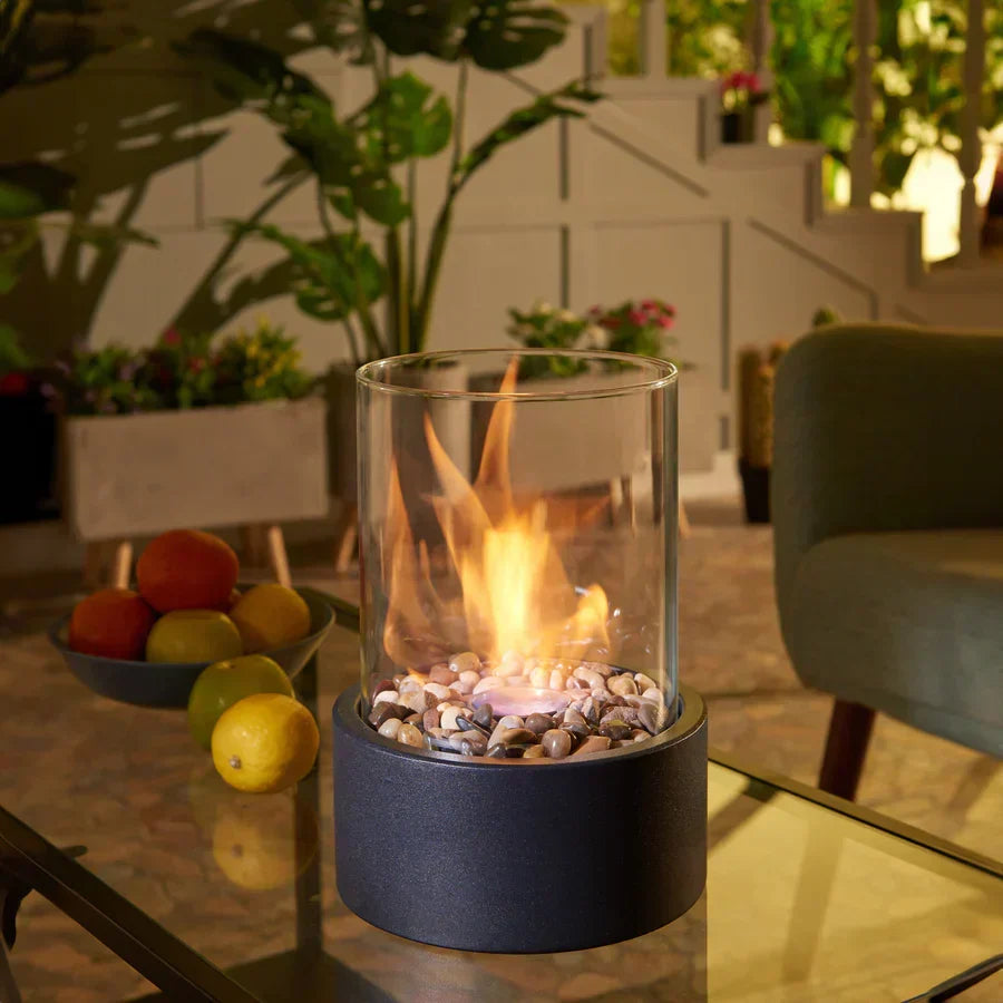 Tragbare Bioethanol Feuerstelle für gemütliche Abende im Wohnzimmer oder Garten. Moderne Tischkamin-Dekoration.