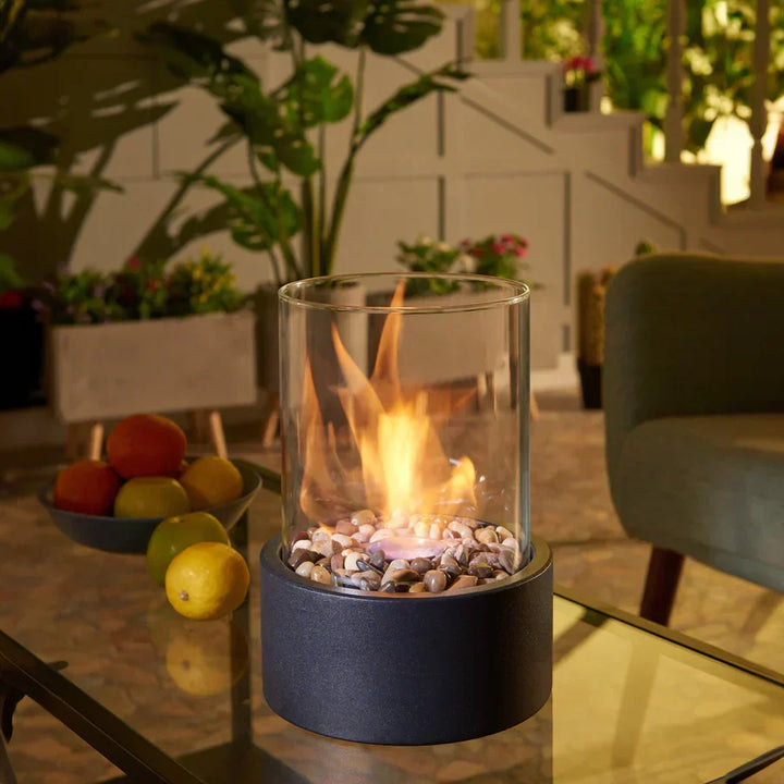 Tragbare Bioethanol Feuerstelle für gemütliche Abende im Wohnzimmer oder Garten. Moderne Tischkamin-Dekoration.