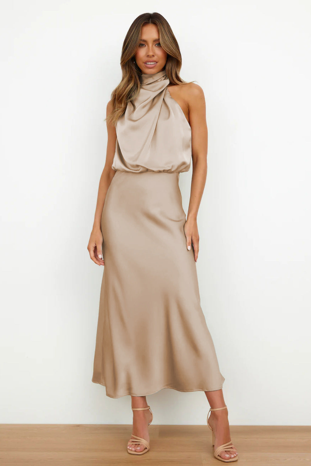 Elegantes Damen Neckholder Midikleid, perfekt für Festlichkeiten. Leichtes Sommer- oder Frühlingskleid für Hochzeitsgäste.