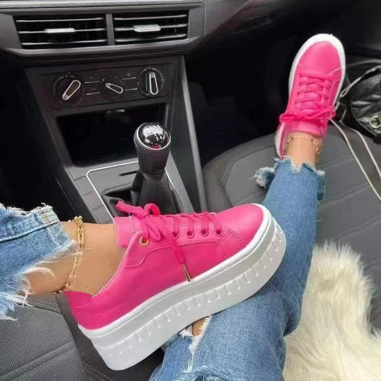 Trendige Plateau Sneaker für Damen, bequem und vielseitig. Perfekte Damenschuhe für Frühling, Sommer, Herbst & Winter.