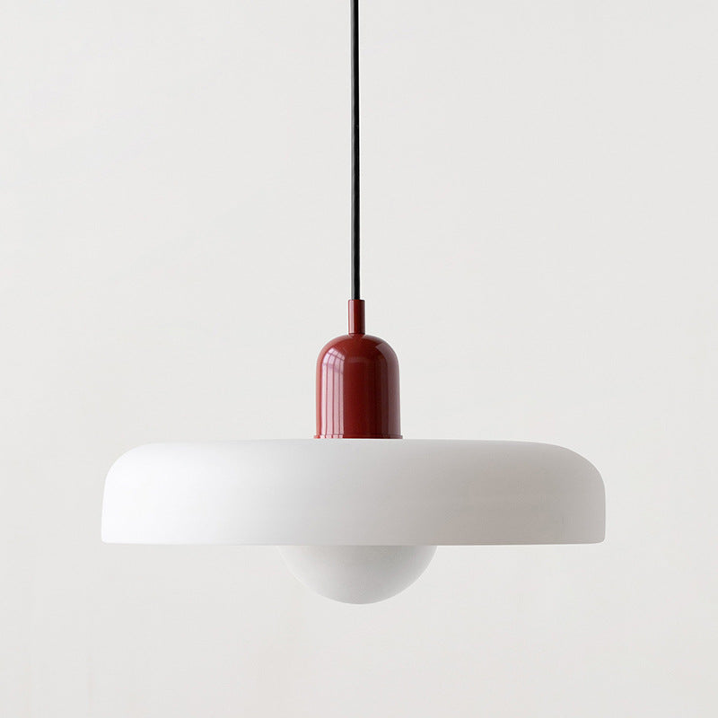 Stilvolle Buntglas Pendelleuchte, farbenfroh. Moderne Glaslampe als Blickfang.