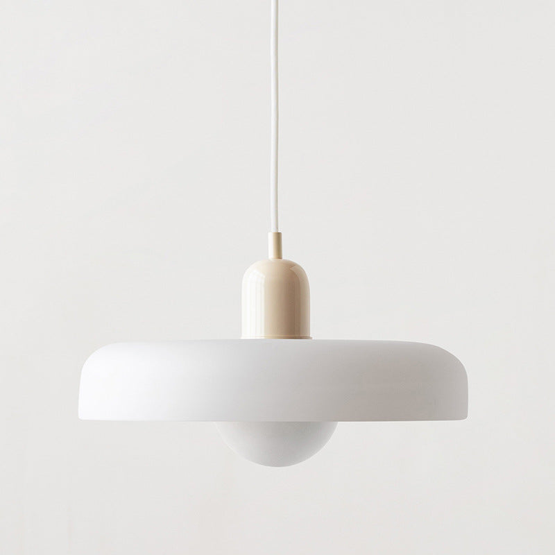 Designer Buntglas Lampe, farbenfroh. Moderne Hängelampe für ästhetische Beleuchtung.