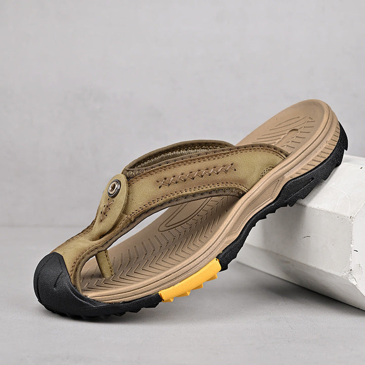 Stylische Herren Sandalen mit komfortablem, ergonomischem Fußbett. Ideal für Freizeit & Urlaub.