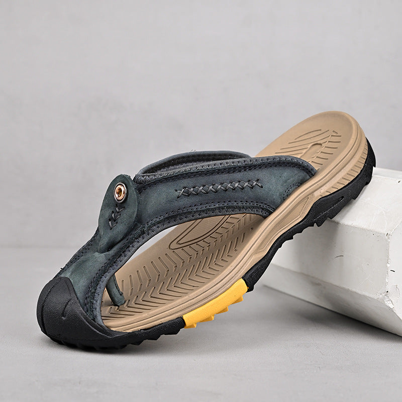 Komfortable Herren Zehensandalen mit ergonomischem Fußbett. Bequem für lange Sommertage.
