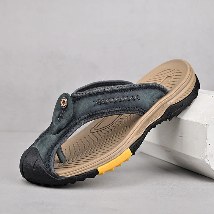 Komfortable Herren Zehensandalen mit ergonomischem Fußbett. Bequem für lange Sommertage.