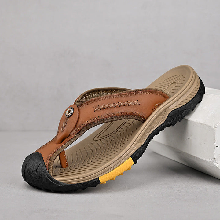 Robuste Herren Outdoor-Sandalen mit ergonomischem Fußbett für sicheren Halt im Sommer.
